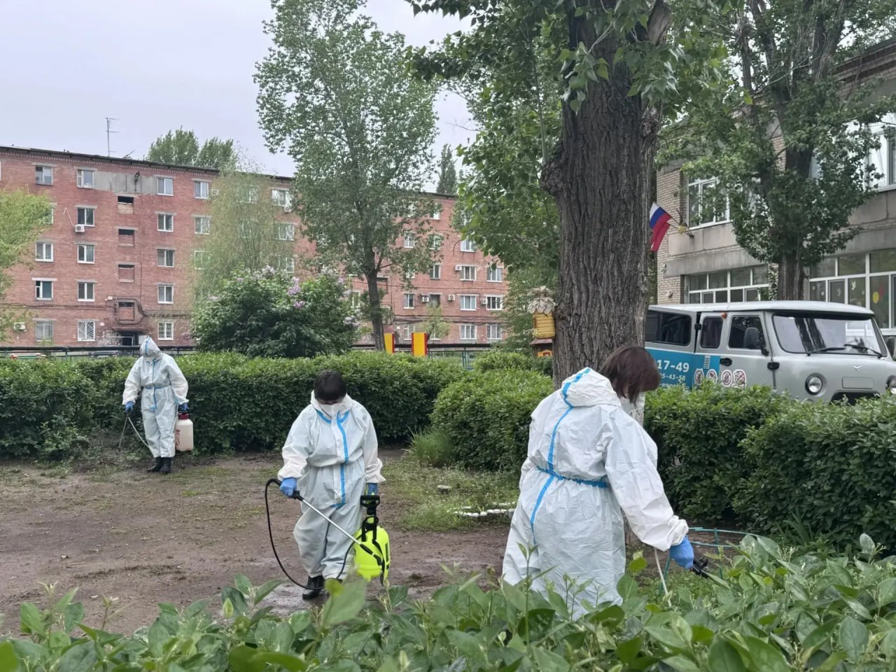 В Энгельсе обрабатывают дворы жилых домов и соцучреждений после ЧП на коллекторе В Энгельсе обрабатывают дворы жилых домов и соцучреждений после ЧП на коллекторе